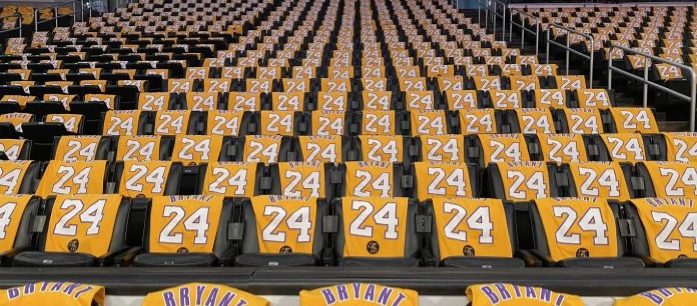 Απίστευτες εικόνες: Ένα γήπεδο γεμάτο με φανέλες του Κόμπι Μπράιαντ (φώτο)